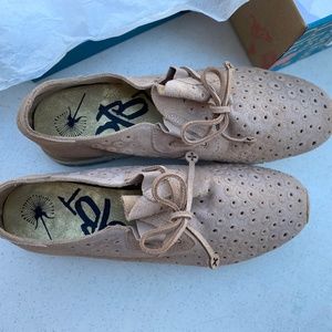 OTBT Lunar Shoes in Mid Taupe NWOT